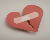 Heridas emocionales: qué son, cómo sanarlas y cuándo pedir ayuda en PsicoEca